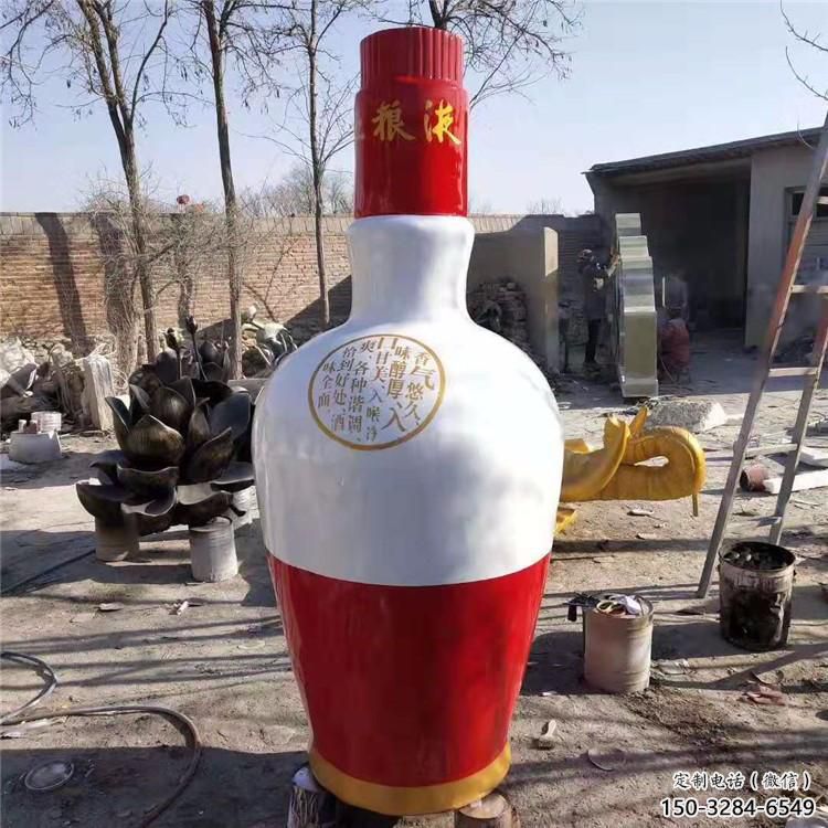 酒瓶雕塑廠家，景區(qū)廣場擺件，玻璃鋼酒瓶雕塑制作