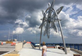 大型風(fēng)車雕塑 歐式步行街旋轉(zhuǎn)雕塑 彩繪旋轉(zhuǎn)雕塑