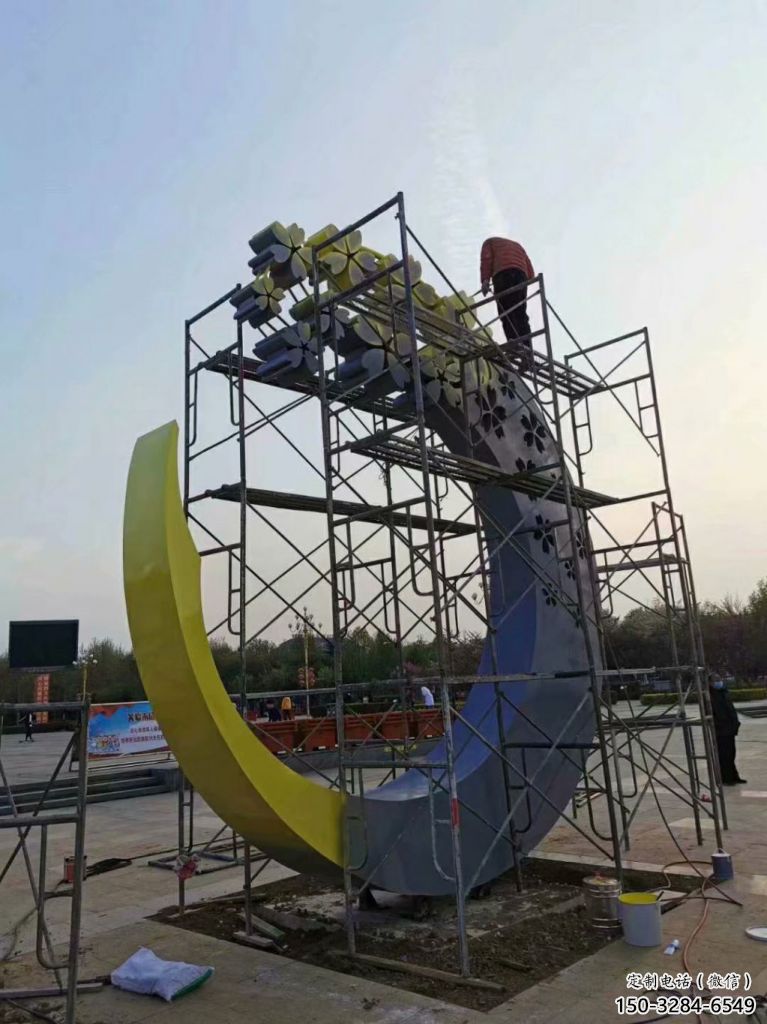 賓館月牙雕塑 烤漆大型月亮牙雕塑 歐式雕塑