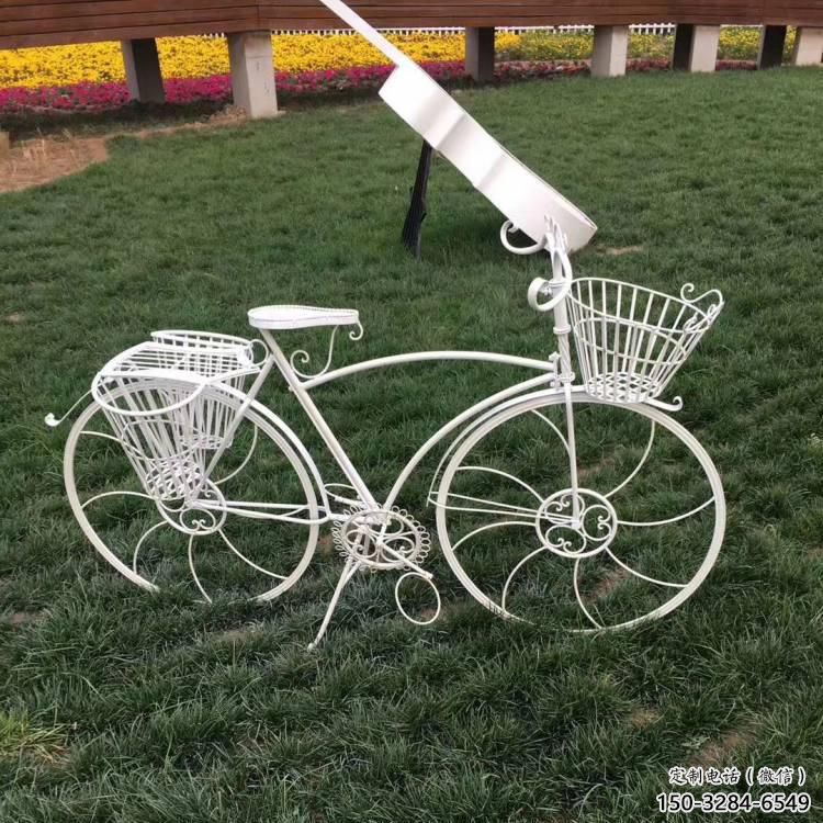 草地自行車雕塑 現代校園運動員雕塑 大型體育雕塑