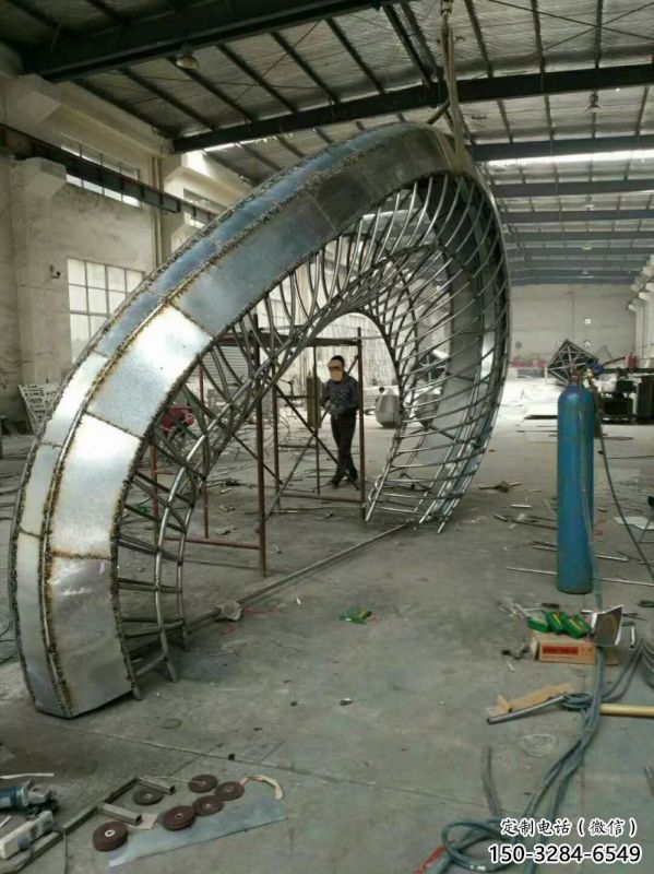 鏤空半圓門頭雕塑，不銹鋼結構大門雕塑制作