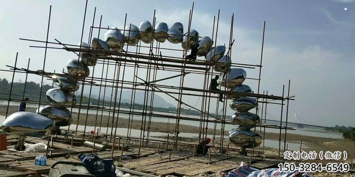 鏡面不銹鋼鵝卵石藝術拱門雕塑制作