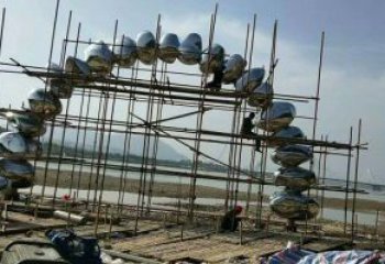 鏡面不銹鋼鵝卵石藝術拱門雕塑制作