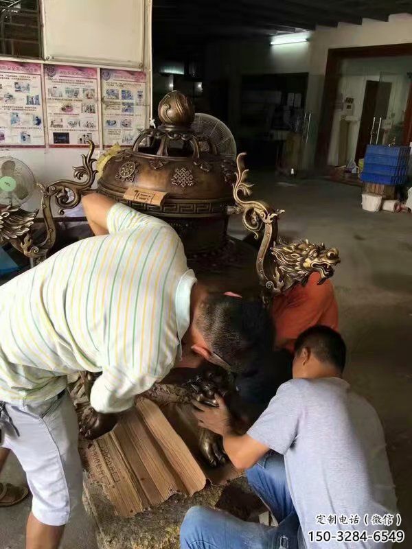制作中博山爐銅雕塑