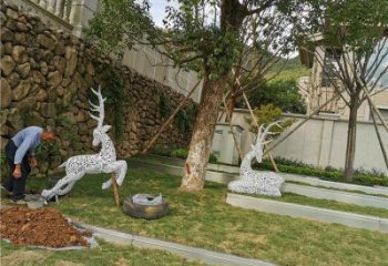美陳小鹿雕塑供應，城區(qū)小品，鏤空小鹿雕塑制造商
