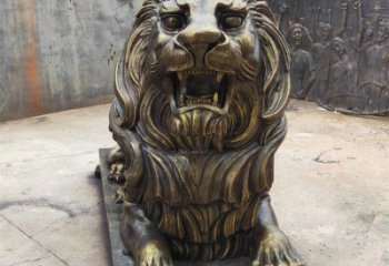 仿銅動物景觀雕塑，玻璃鋼爬式獅子雕塑廠家