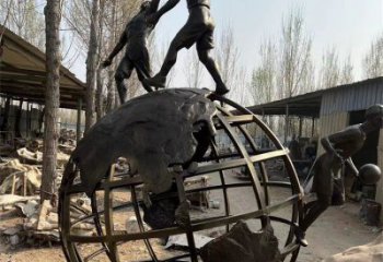 地球儀雕塑制作，美陳雕塑，地球儀人物雕塑制造廠家