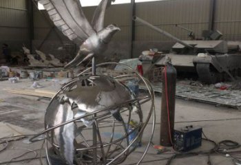 地球儀雕塑選用，美陳雕塑，金屬老鷹踩地球儀雕塑標(biāo)準(zhǔn)