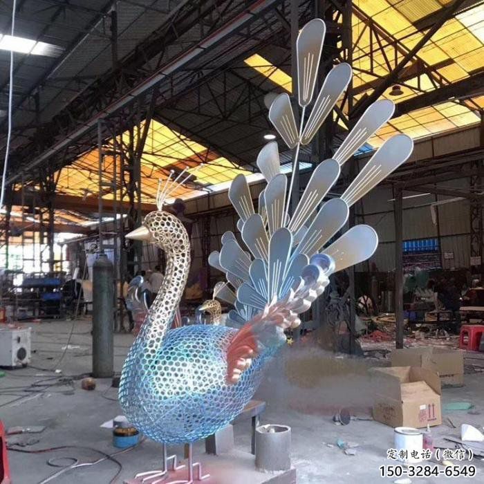 孔雀雕塑廠家，小區(qū)擺件，不銹鋼鏤空孔雀雕塑制造商