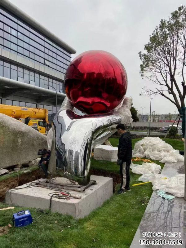 手托圓球雕塑指用，景觀概念，不銹鋼手托圓球雕塑廠家