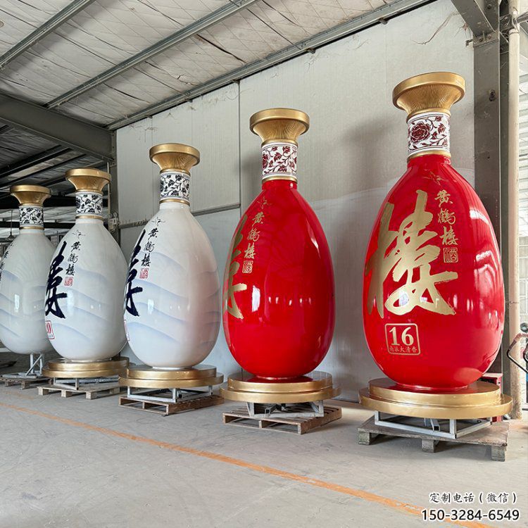 洋酒瓶雕塑預定，小區擺件，玻璃鋼洋酒瓶雕塑廠家