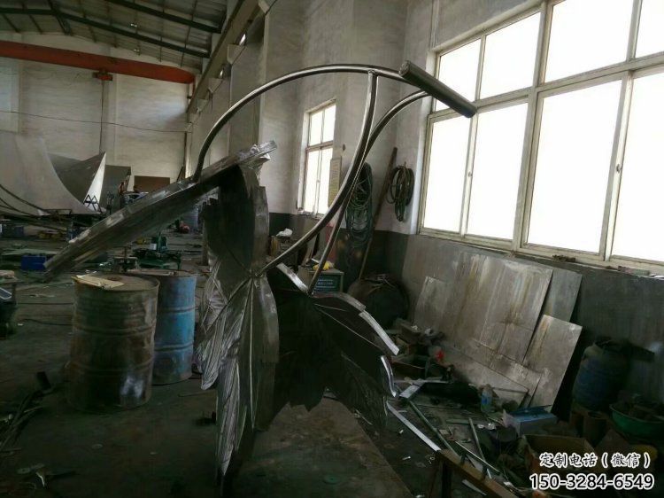 楓葉雕塑優選，陸地擺件，藝術不銹鋼楓葉雕塑供應