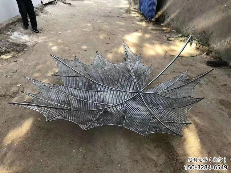 鏤空楓葉雕塑選用，小區擺件，大型鐵藝楓葉雕塑公司