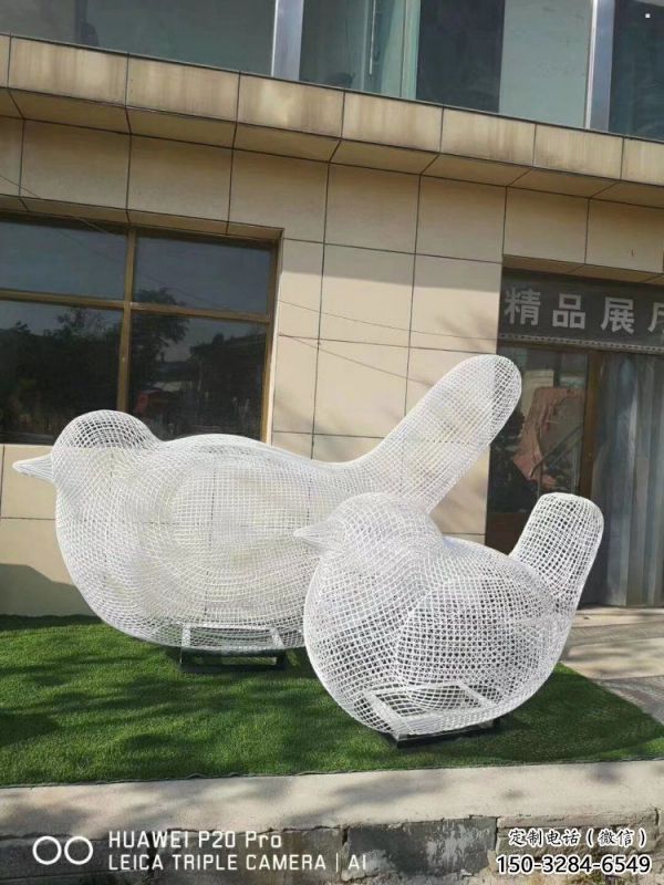 鏤空鳥雕塑工廠標準，多彩藝術(shù)，鐵藝小鳥雕塑供應