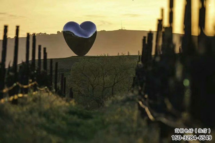 游樂場(chǎng)桃心雕塑