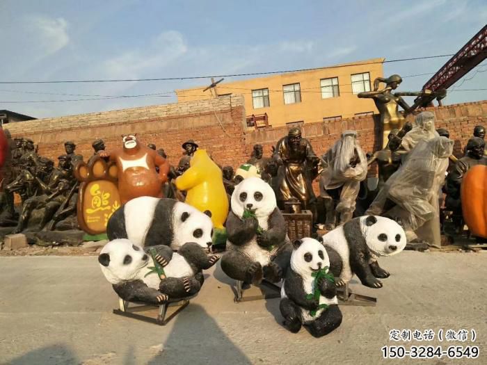 金屬熊貓雕塑制作，陸地?cái)[件，仿真熊貓雕塑制造商