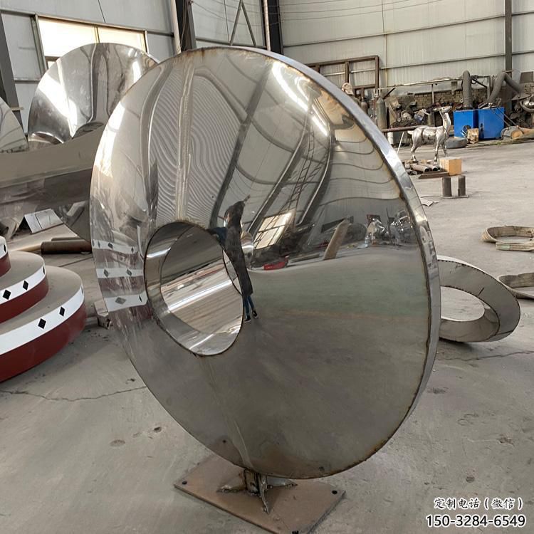 圓鏡雕塑廠家，地標(biāo)擺件，不銹鋼圓鏡雕塑造型生產(chǎn)商