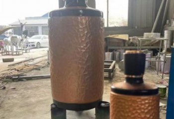 藝術(shù)酒瓶雕塑展品，室外軟裝，展示玻璃鋼酒瓶雕塑訂做