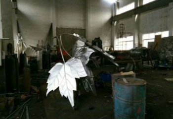 楓葉雕塑承接，城市裝飾，大型不銹鋼楓葉雕塑廠家