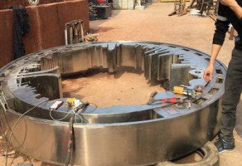 白鋼圓圈雕塑優選，陸地擺件，不銹鋼圓圈雕塑制作承接