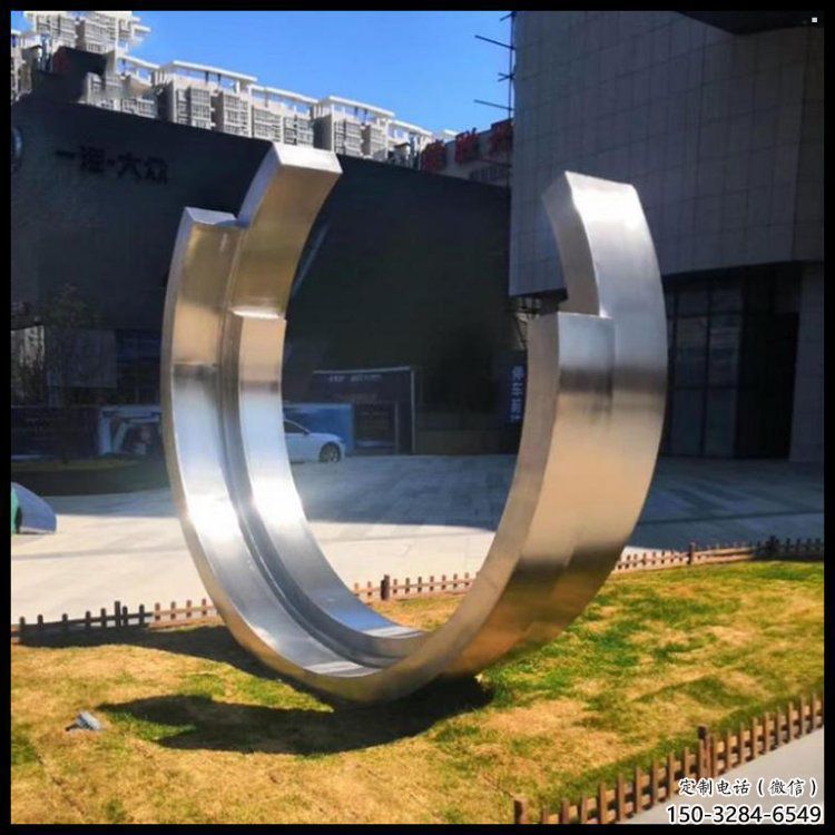 房地產(chǎn)月牙雕塑