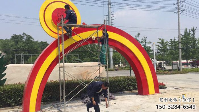 白云烤漆拱門雕塑，彩虹圖案設(shè)計(jì)，不銹鋼大門雕塑實(shí)景