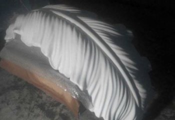 白山羽毛雕塑供應，花園小品，酒店玻璃鋼羽毛雕塑展品