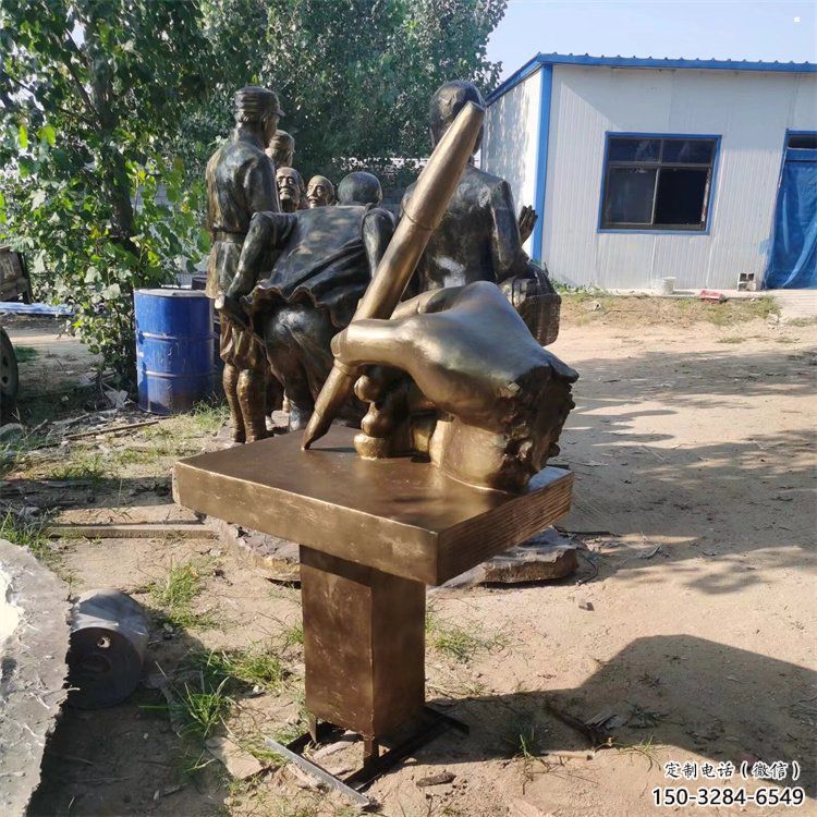 思茅手握鋼筆雕塑，街道標(biāo)識，玻璃鋼手握鋼筆雕塑廠家