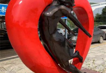 下城草地心形人物雕塑