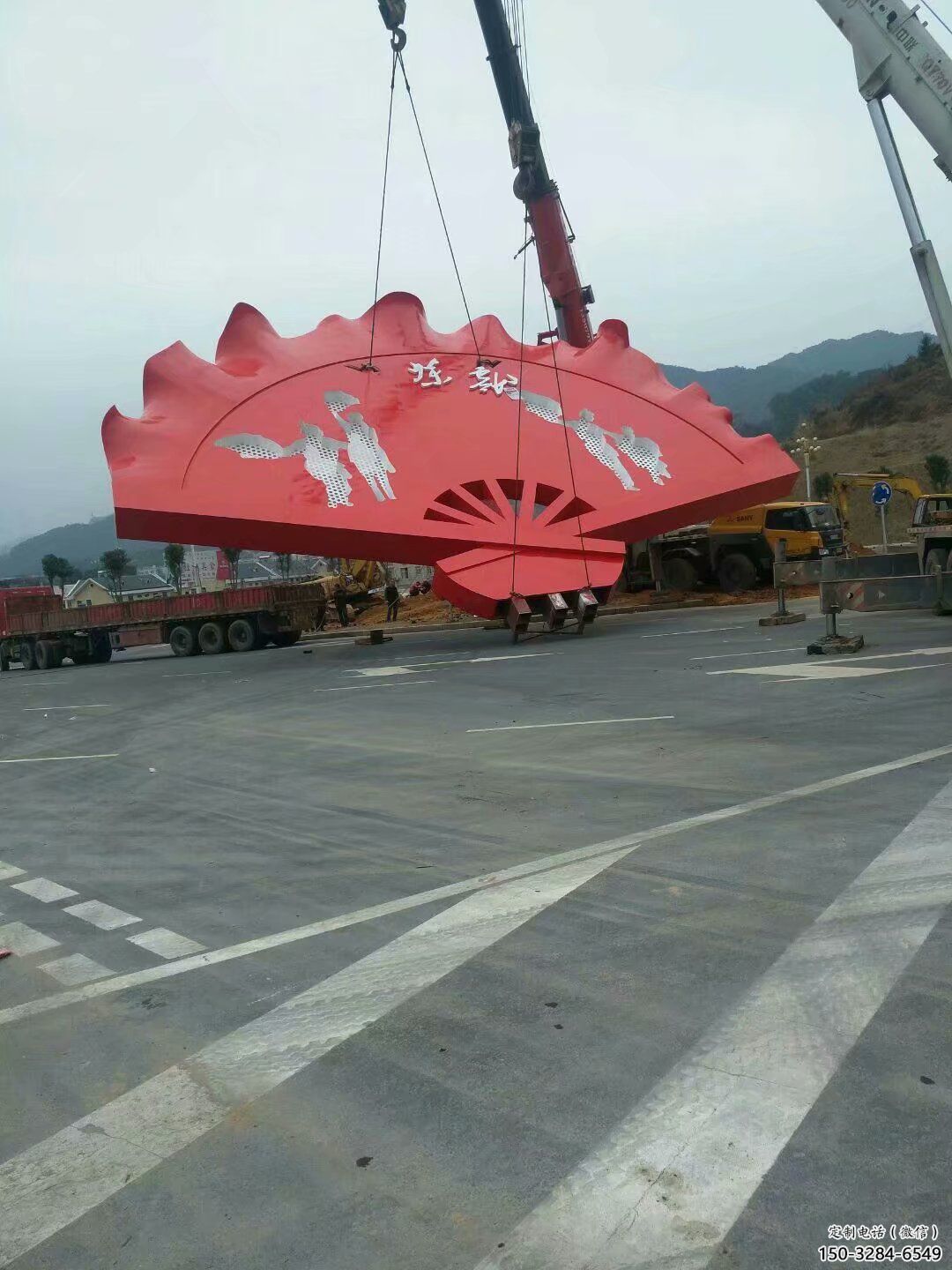 現代不銹鋼扇子雕塑安裝現場